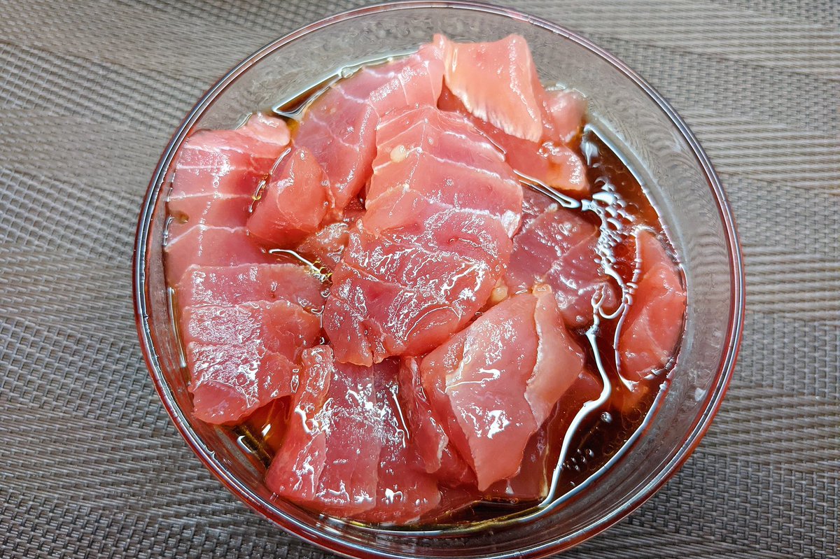マグロ山かけにんにく漬け丼 マグロにめんつゆ ごま油 砂糖 にんにくを加えて分おく ごはんの上に 山芋 大葉 ネギ 海苔 ラー油をかけたら完成 めんつゆとにんにくベースのタレにマグロ漬け込んだらめちゃくちゃ美味でした 是非お試しください マグロ山かけにんにく漬け丼 マグロにめんつゆ ごま油 砂糖 にんにくを加えて分おく ごはんの上に 山芋 大葉 ネギ 海苔 ラー油をかけたら完成 めんつゆとにんにくベースのタレにマグロ漬け込んだらめちゃくちゃ美味でした 是非お試しください