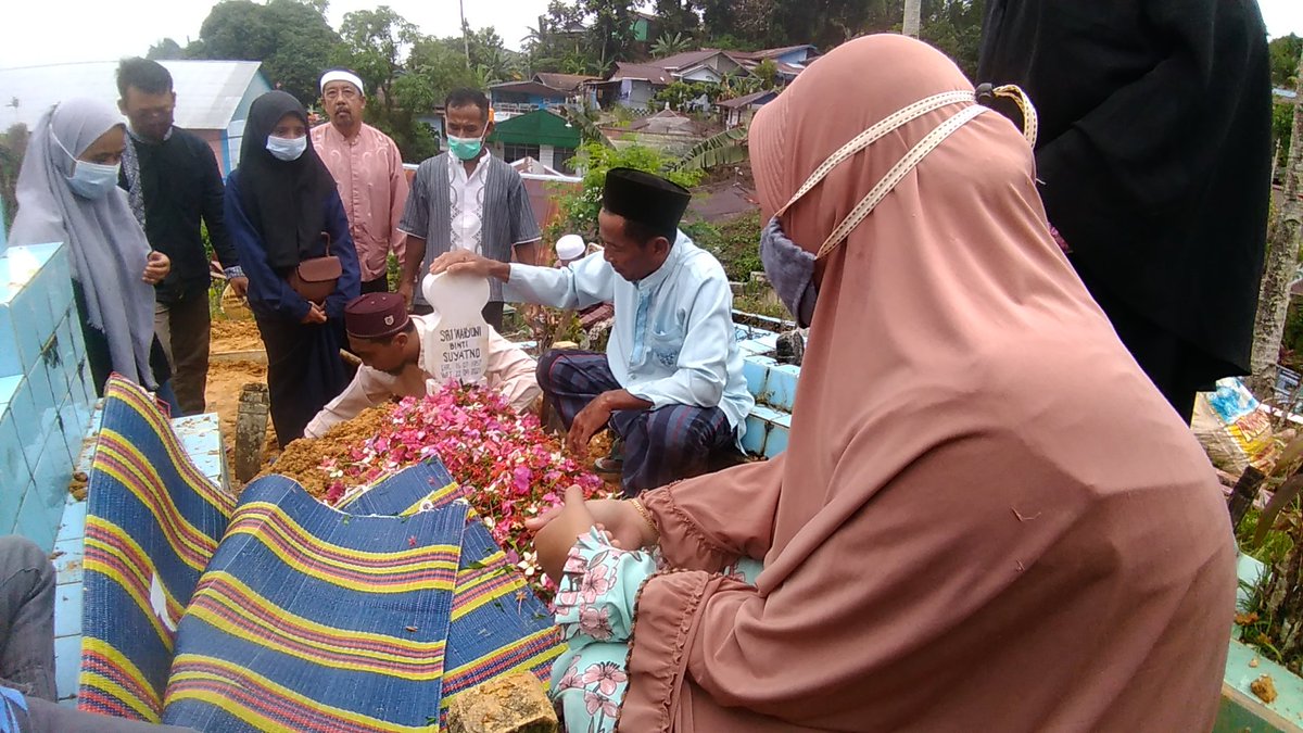 achyms's tweet photo. Istirahatlah dengan tenang, mak. Suasana Ramadhan saat berbuka, engkau sibuk mencarikan takjil jalangkote. Kangen suasana itu. Disappointed but relieved face https://t.co/Kdcu2uD7H8