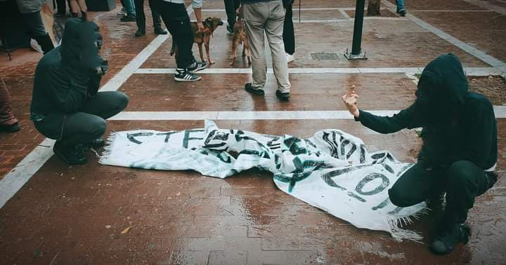 AntifaCoast's tweet photo. Ψεκασμένοι από την ομάδα χελώνα παρενόχλησαν το μπαζάρ για τα αδέσποτα  στα Εξάρχεια, φωνασκώντας ενάντια στις στειρώσεις. Γεγονός που δεν πήγε καλά για αυτούς. Στην φωτό το πανό τους. https://t.co/SMJ192EFuE