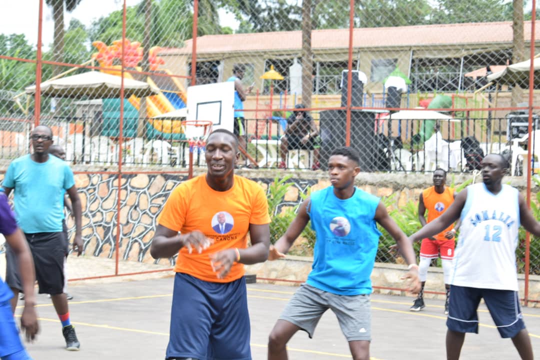 albertKatruGuma's tweet photo. #Dunk4Simo🏀 TUSIMBUDDEEE!!!!
📍 @theharpug off Mamerito Road-Kira.
FALL IN.
We balling🏀 in memory of great man @sngabirano 🕯🕯 https://t.co/URTHKShBx6