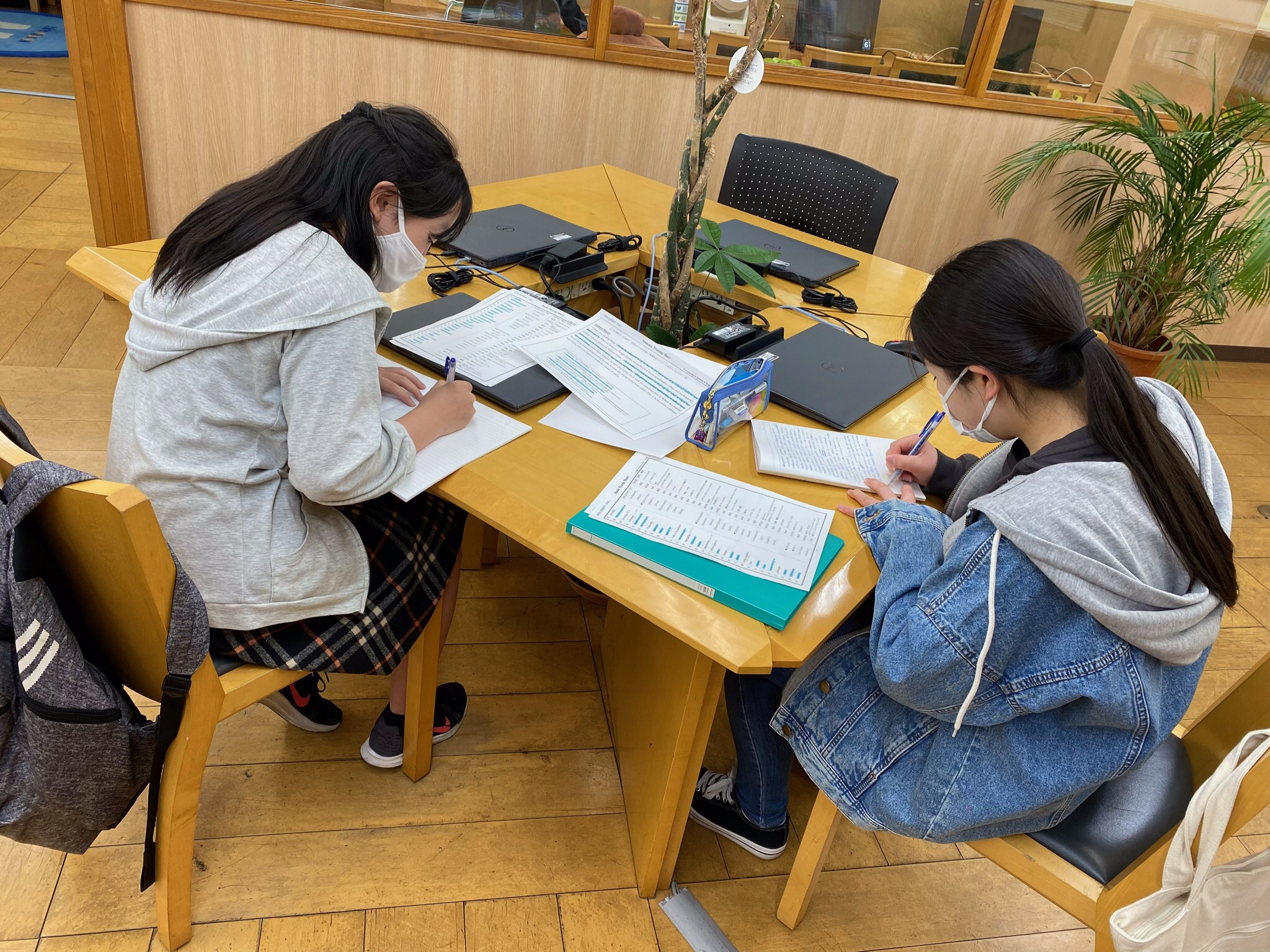 早稲田塾藤沢校 Ao 推薦合格実績no 1 藤沢校の受付前では英語特訓道場の復習テストのために 青ペンノート を頑張る塾生たちが 皆さんも道場の場を活用して集中力と継続力と英語力を鍛えていきましょう 早稲田塾 英語特訓道場 現役合格