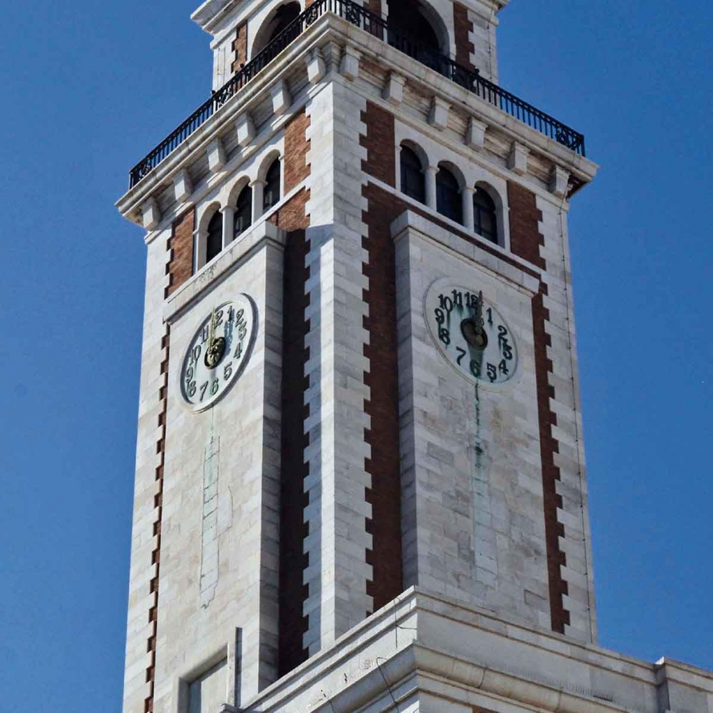 Palazzo della Provincia.
La Torre dell’Orologio; su ciascuna facciata si intravede, filomuro, un fascio littorio
#Bari #Puglia
 addaeditore.it/products/bari-…