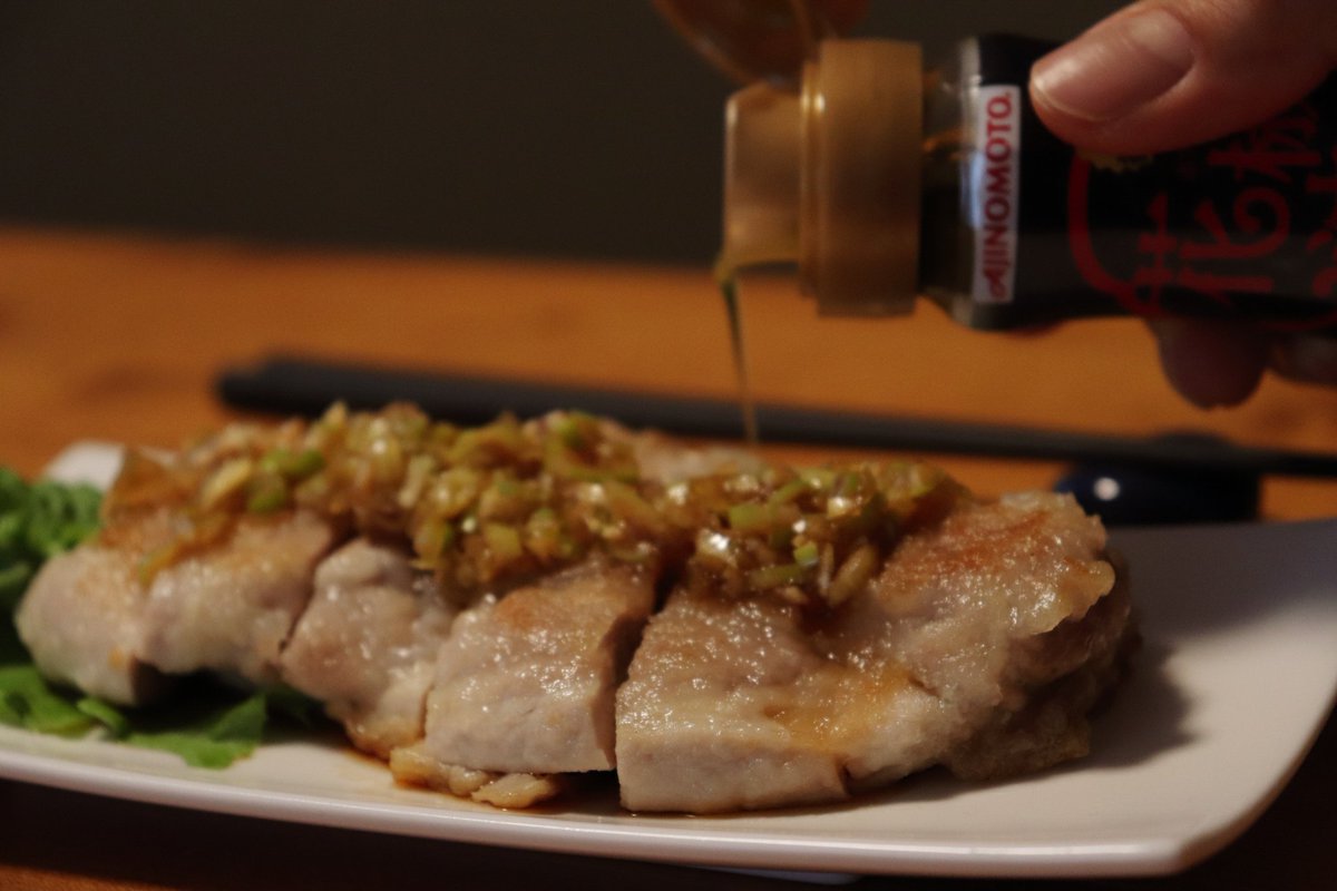 今回は新発売された「花椒油」を使って油淋鶏を作ってみました！

油淋鶏にそのままかけるだけで、ピリッと爽やかな花椒の風味が食欲をそそります。

ぜひ、油淋鶏×花椒油
お試しあれ！

#AJINOMOTO花椒油
#PR