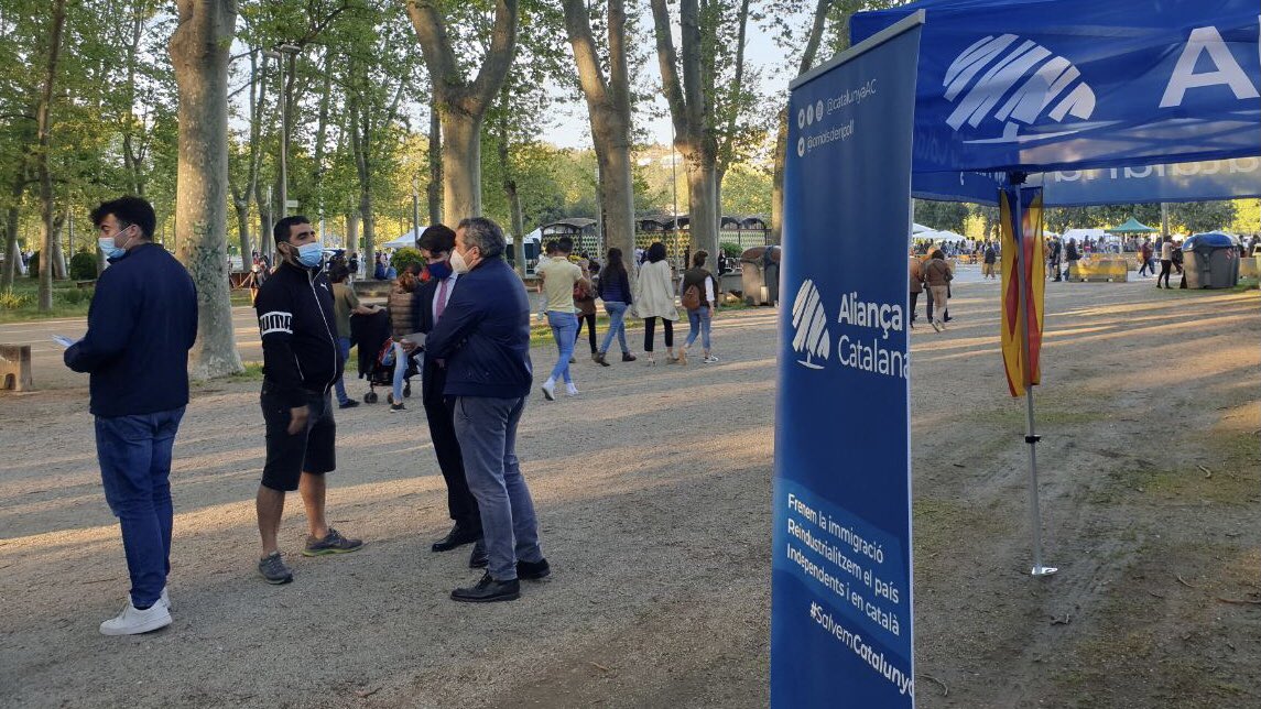 CatalunyaAC's tweet photo. 🌹 Aliança Catalana continua l'expansió territorial durant la Diada Nacional de Sant Jordi.
🔵 Agraïm als catalans que s'han interessat pel projecte polític que promou @orriolsderipoll.
📝 Col·labora amb AC: https://t.co/gSxpD8Mrnr
👍 Comptem amb tu!
💙 #SalvemCatalunya https://t.co/D4TpbLXOAl