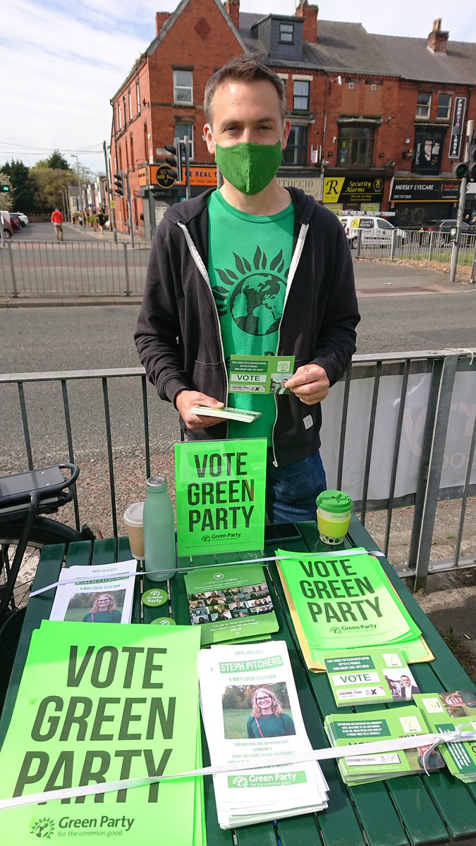 StMGreens's tweet photo. Our @tommartincrone campaigning at #LarkeLaneFarmersMarket for your #CityMayor vote on 6th May
#CleanGreenMayor
#ThinkGreenVoteGreen
#BetterIsPossible https://t.co/WvRiFcbw27