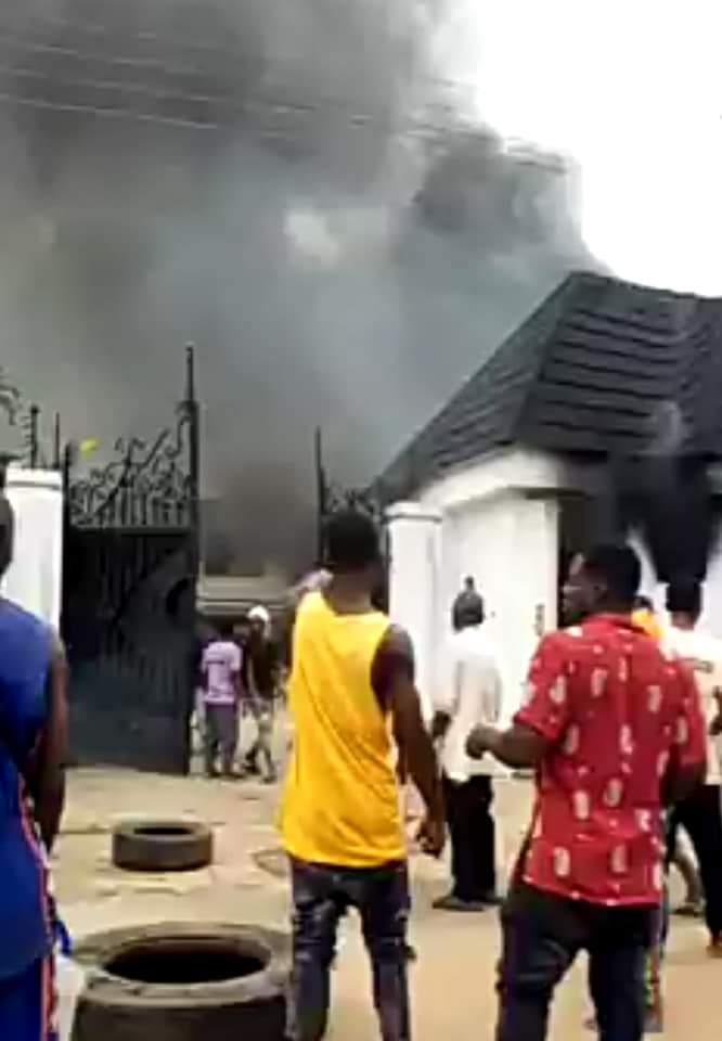 Ipob_supporters's tweet image. Breaking, Happening now!!! Governor Hope Uzodimma's Country Home Set Ablaze by #UGM 
#WeMove