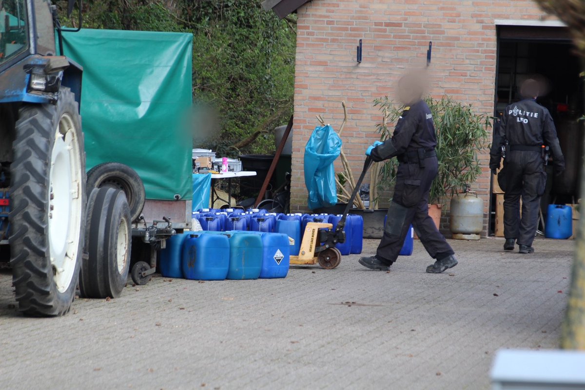 De politie verwacht nog het hele weekend bezig te zijn met onderzoek in het vermeend drugslab in Lottum..