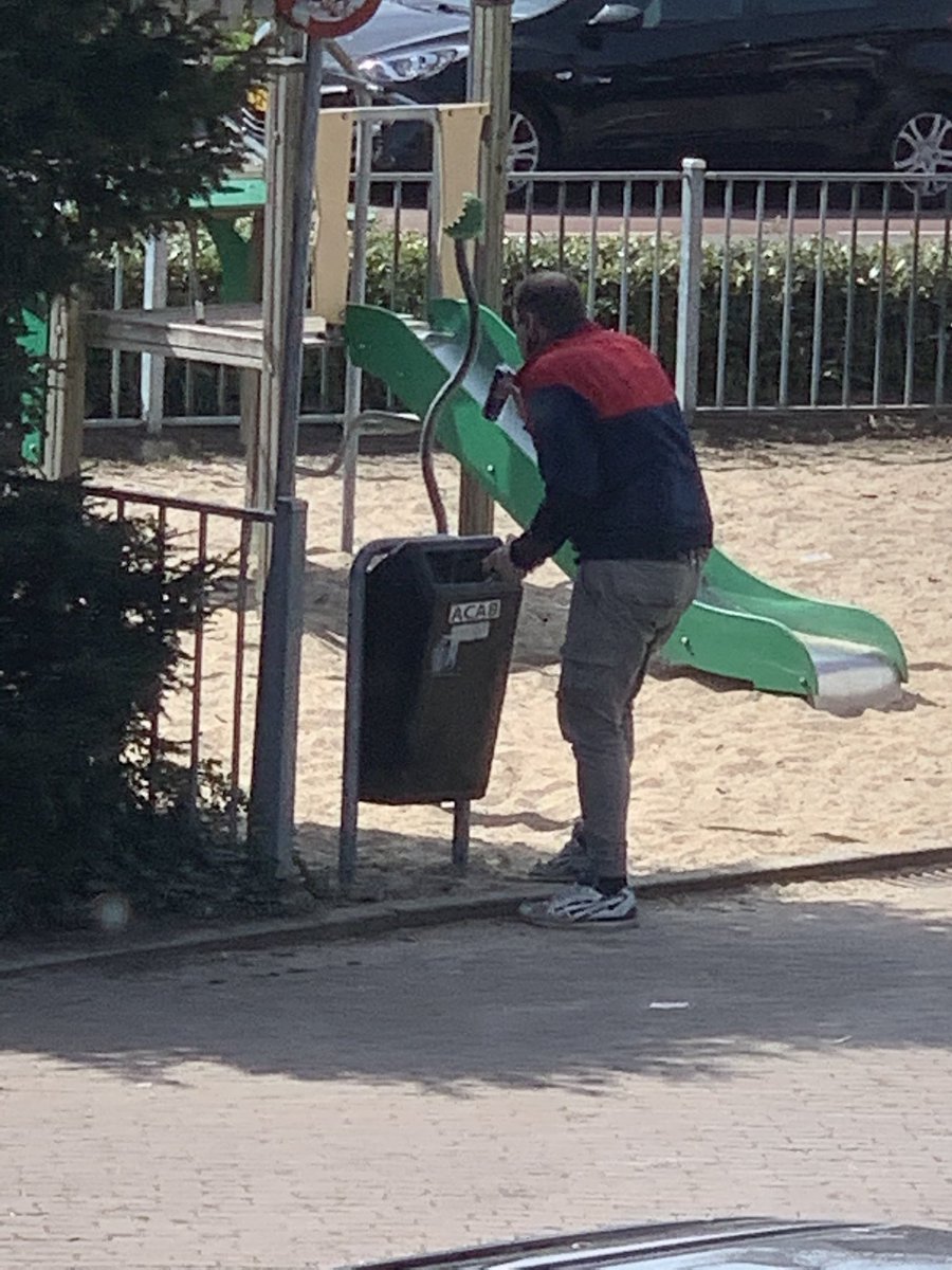 ziekenverzorger's tweet photo. Diep triest dat dit in mijn #straat gebeurd....#zevenaar Eten-en drinken uit de prullenbak😥 #zwerven laat staan in #nederland het zullen heus niet alleen maar drugsgebruikers of alcoholisten zijn, ik was te laat om hem een paar centen te geven 😔 https://t.co/V63dNyIGZF