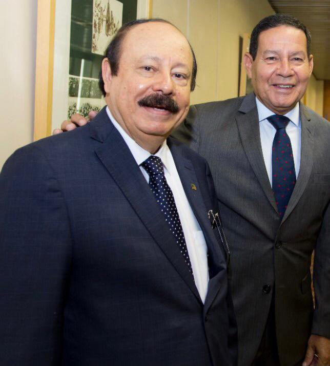 GeneralMourao's tweet photo. Lamento o falecimento do fundador e presidente do PRTB, amigo Levi Fidelix. O movimento conservador brasileiro perde um dos seus principais representantes. Que o Nosso Senhor Jesus Cristo abençoe e conforte toda família. https://t.co/MrNhnR7BhO