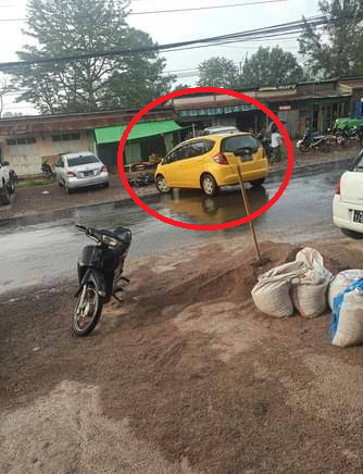 HninYamoneOo7's tweet photo. At around 4:30 PM in front of 212 Market, In #Taunggyi 
-A young man riding a motorcycle was hit by two cars &amp;amp; abducted a motorcyclist according to eyewitnesses.
-Still don't know further details.
#Apr24Coup
#WhatsHappeningInMyanmar https://t.co/h53xRQPyEC