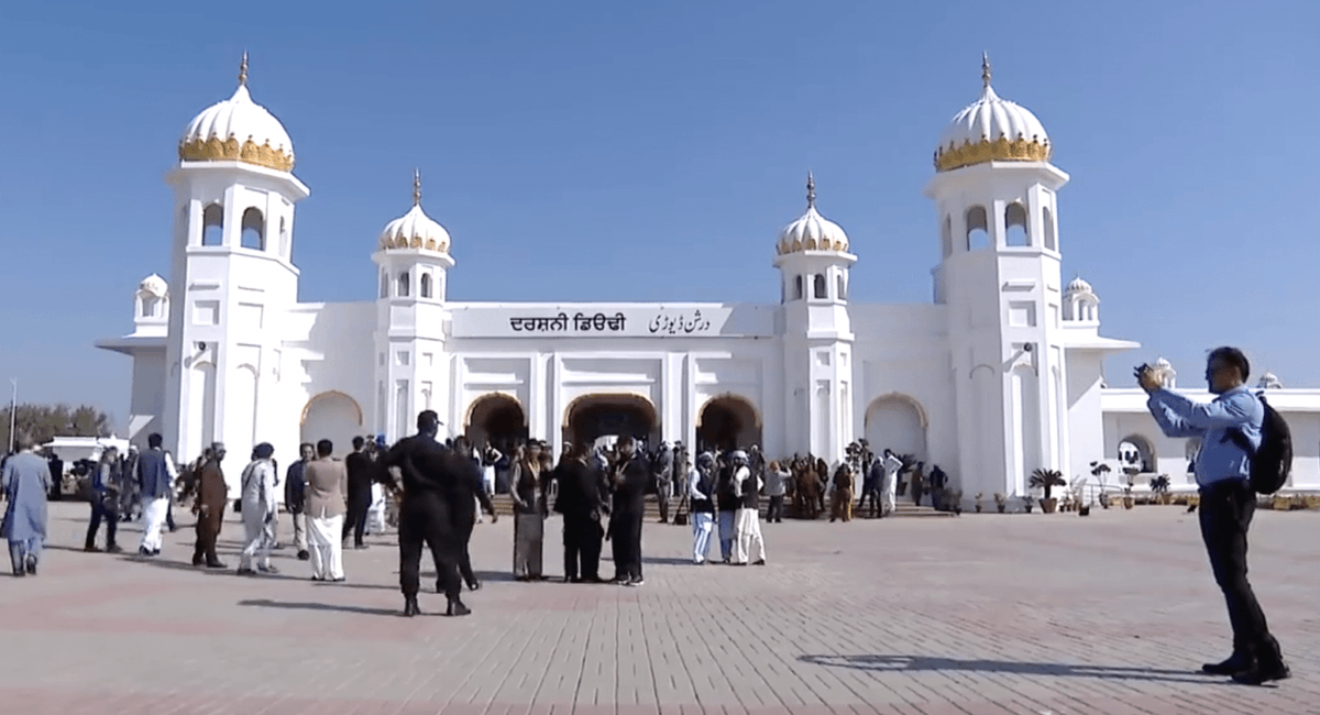 Visit_92's tweet photo. Kartarpur is a town located in the tehsil Shakargarh, Narowal District in #Punjab, Pakistan. Located on the right bank of the Ravi River, it is said to have been founded by the first guru of Sikhism, Guru Nanak where he established the first Sikh commune. 
#Visit92 #VisitPakistan https://t.co/mlxBnve8u6