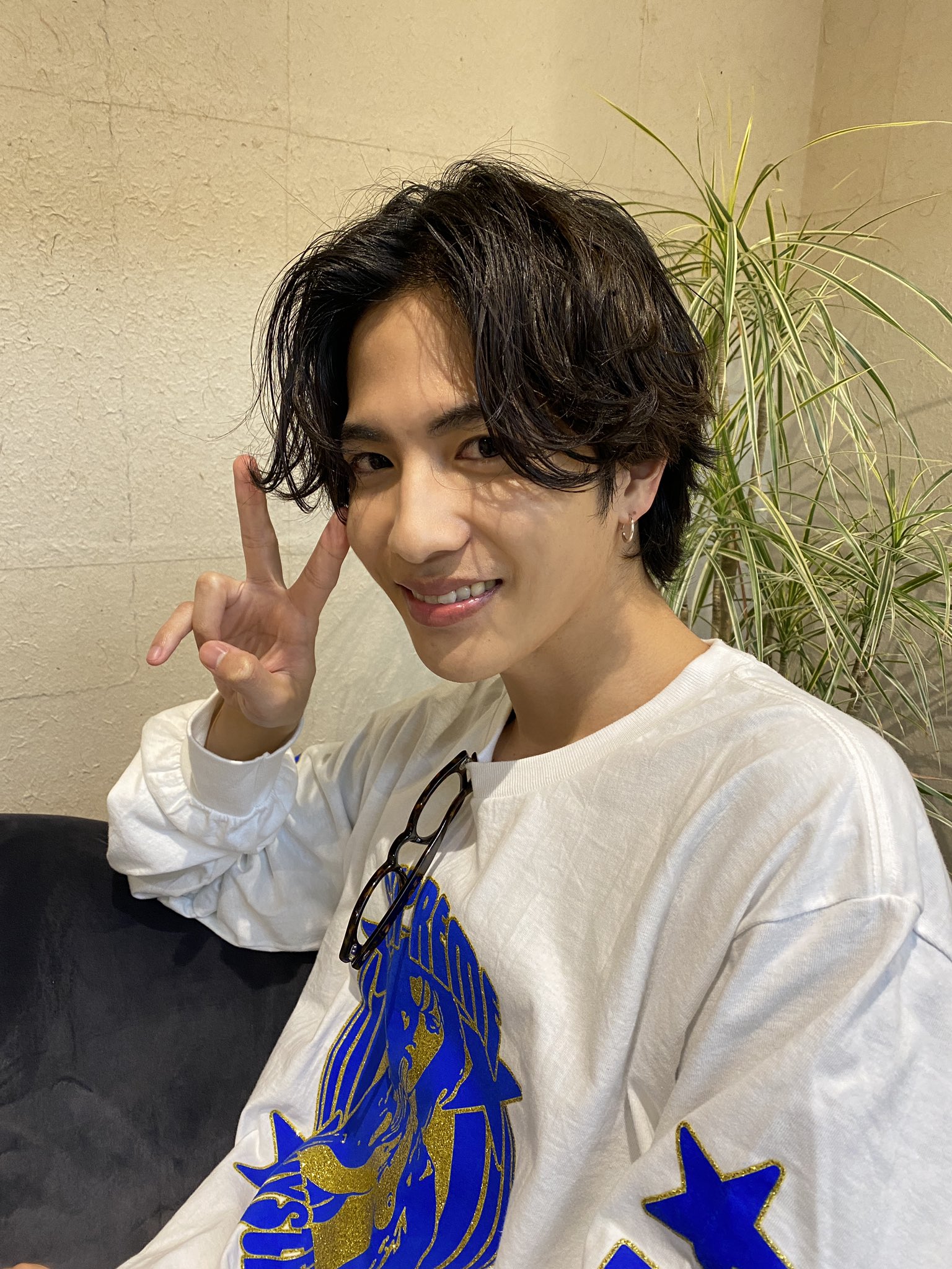 志尊淳 こんばんは ゆっくりゆっくりですが 仕事復帰いたしました 現場で皆さんが支えてくださり 仕事ができる喜びを感じてます 嬉しい 感謝です Cm撮影でした お楽しみにっ 久しぶりにピースしたら こんな感じになっちゃってた笑 T