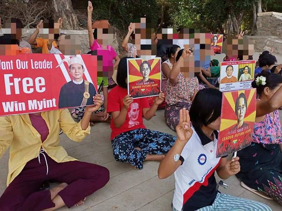 IrrawaddyNews's tweet photo. People in #Myingyan, Mandalay Region on Apr. 24 held a mock funeral for coup leader Senior General Min Aung Hlaing, who is now in Jakarta to attend an ASEAN summit. (Photo: CJ) #WhatsHappeningInMyanmar https://t.co/BBwiWwpojs