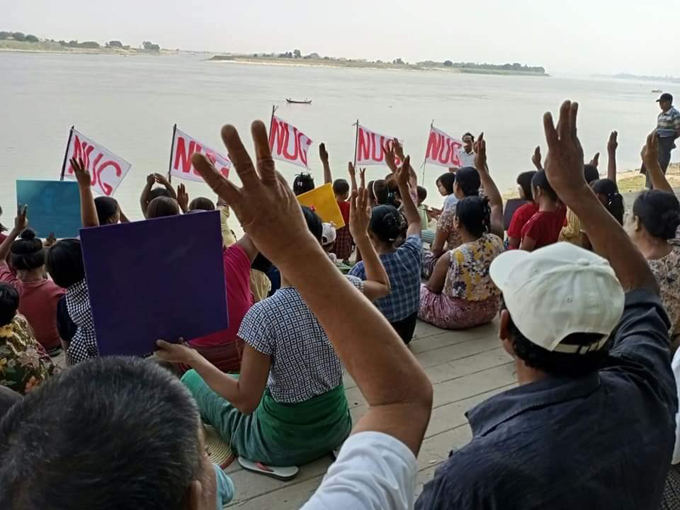 IrrawaddyNews's tweet photo. People in #Myingyan, Mandalay Region on Apr. 24 held a mock funeral for coup leader Senior General Min Aung Hlaing, who is now in Jakarta to attend an ASEAN summit. (Photo: CJ) #WhatsHappeningInMyanmar https://t.co/BBwiWwpojs