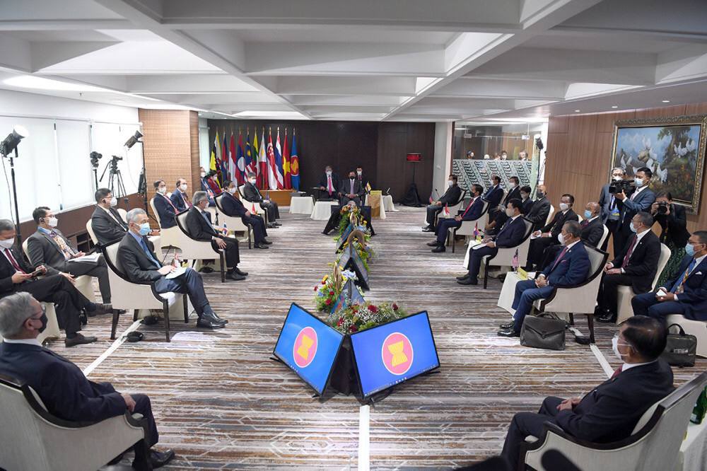 MawHendrix's tweet photo. Portrait of ASEAN leaders along with #MurdererMinAungHlaing, at the right bottom corner at ASEAN Summit. Over 700 innocent civilians were killed by Myanmar Junta since Feb 1 since murderer-in-chief seized the power.
#Apr24Coup
#WhatsHappeningInMyanmar https://t.co/GH5dn0yrz4 https://t.co/bR1ryYF4qC