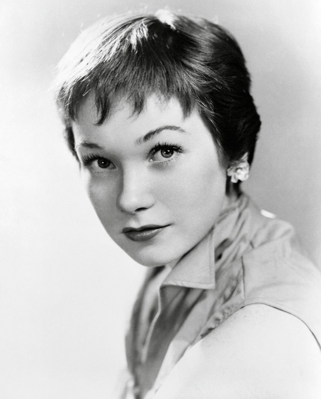 Happy 87th birthday to Shirley MacLaine, a pixie cut queen and a great actress. 