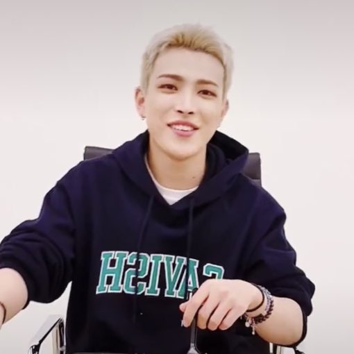 hwaggables's tweet photo. this hongjoong look for todays vlive ㅡ a mini thread https://t.co/Qn7MzCVZeC