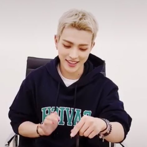 hwaggables's tweet photo. this hongjoong look for todays vlive ㅡ a mini thread https://t.co/Qn7MzCVZeC