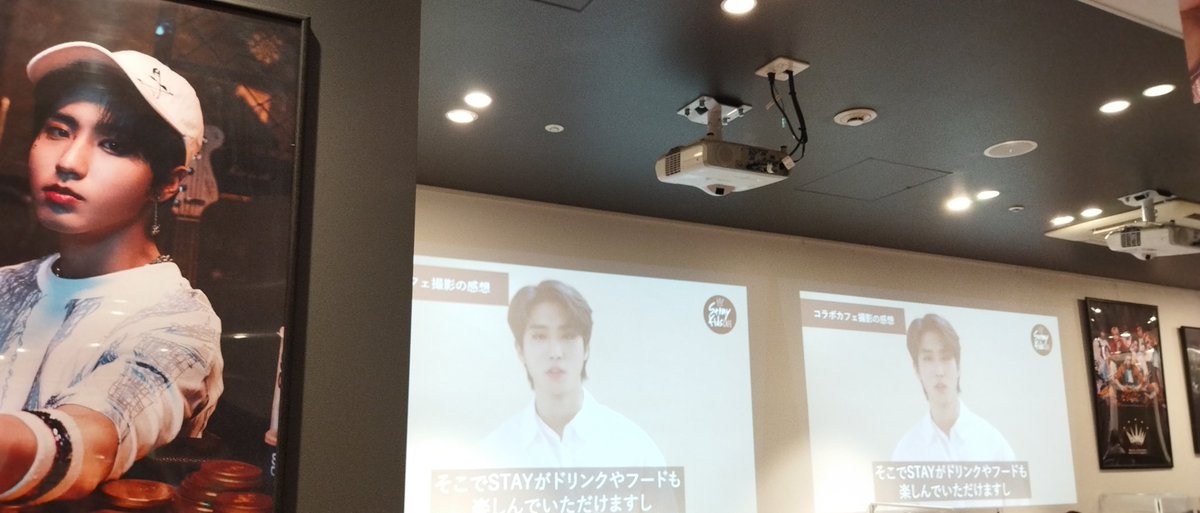 niiko_sun's tweet photo. 昨日仕事後スキズカフェ新宿へ。こういうカフェはぴえむカフェ以来♪普段ソロ活平気な私ですが、画面が見えない席だったし、寂しかった〜。だから来週お友達と行くの楽しみにしてたんだけど中止か(T_T)チョコパフェ、下のパフが大量だったけど普通に美味。黒ウーロンにベリー系inなのもまぁまぁかな。 https://t.co/LXXn1a36iL