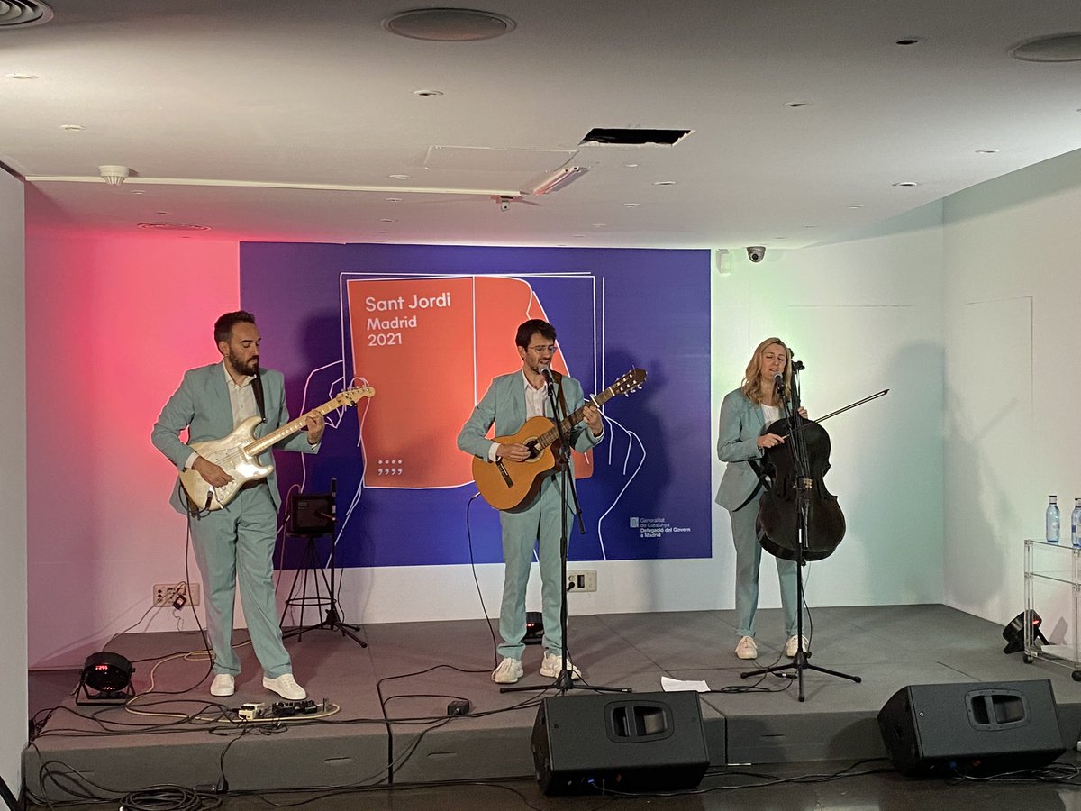 GorkaKB's tweet photo. La implicació del nostre personal del @CCLBlanquerna i la gran resposta del públic va fer del Sant Jordi a Madrid una experiència exitosa i inoblidable. 
Una Diada marcada per l’estimació i la cultura, les roses i els llibres, rematada per un magnífic concert de @guillemromatort https://t.co/u7epbMFwld