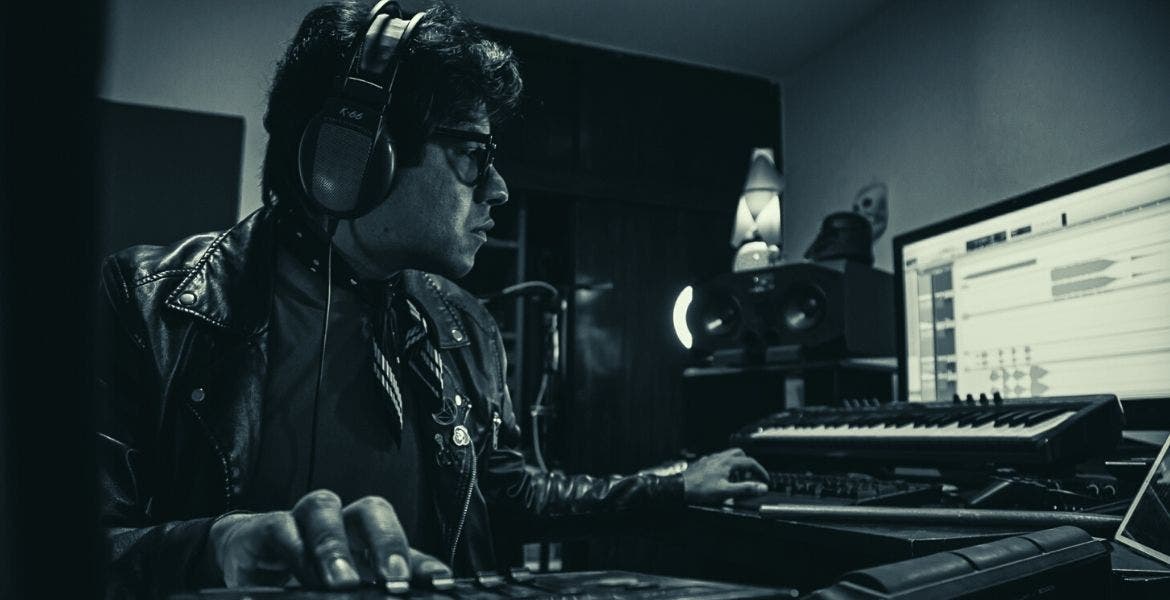 #Destacadas #findesemana #Entrevista #Música #Pop   
🟣De la mano del "existencialismo pop" y Miguel Méndez en las vocales, el productor y músico <a href="/Roycanedo/">Roy Cañedo</a> lanza el tema ‘Catira Oscura" 🎤
Por <a href="/cmerazd/">Carlos Meraz</a>
#DiariodeMexico 
bit.ly/3aCGPY9