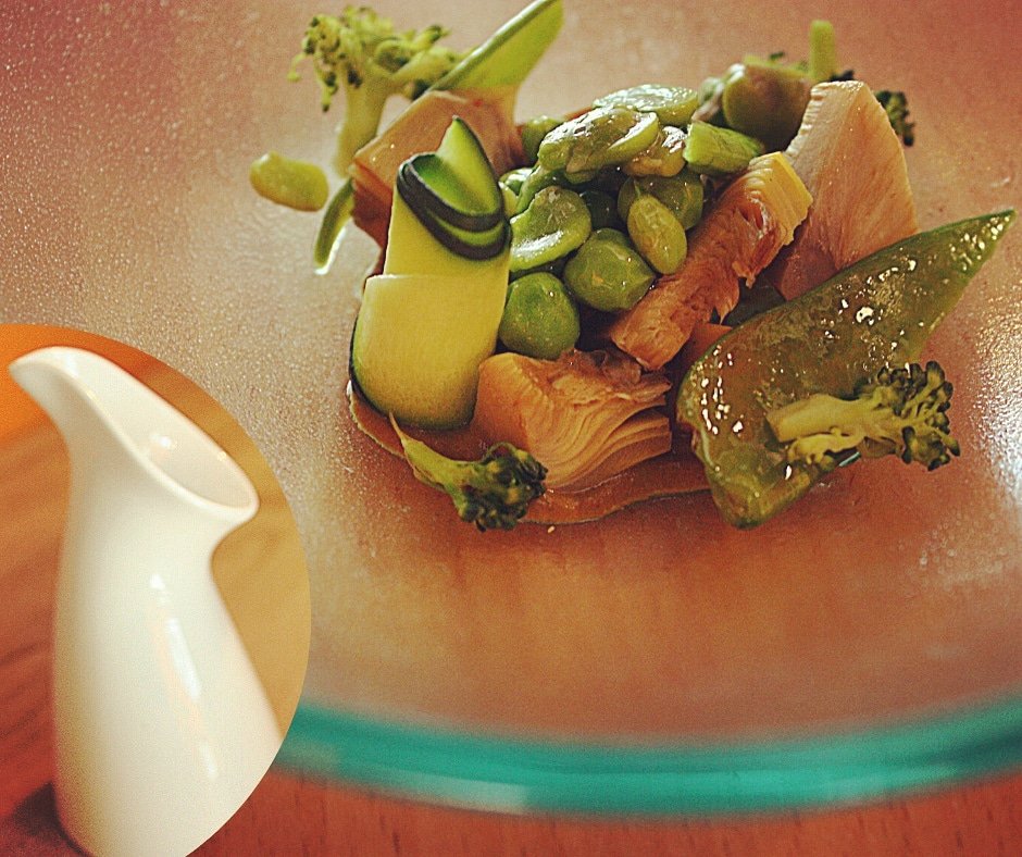 Ayer fué el #diainternacionaldelatierra, con este plato de verduras de la huerta de #campanar con sopa de jamón, hacemos honor al compromiso de reducir el impacto que negativo de contaminación que por desgracia hay en nuestroplaneta. #productodecercania
#reducircontaminacion