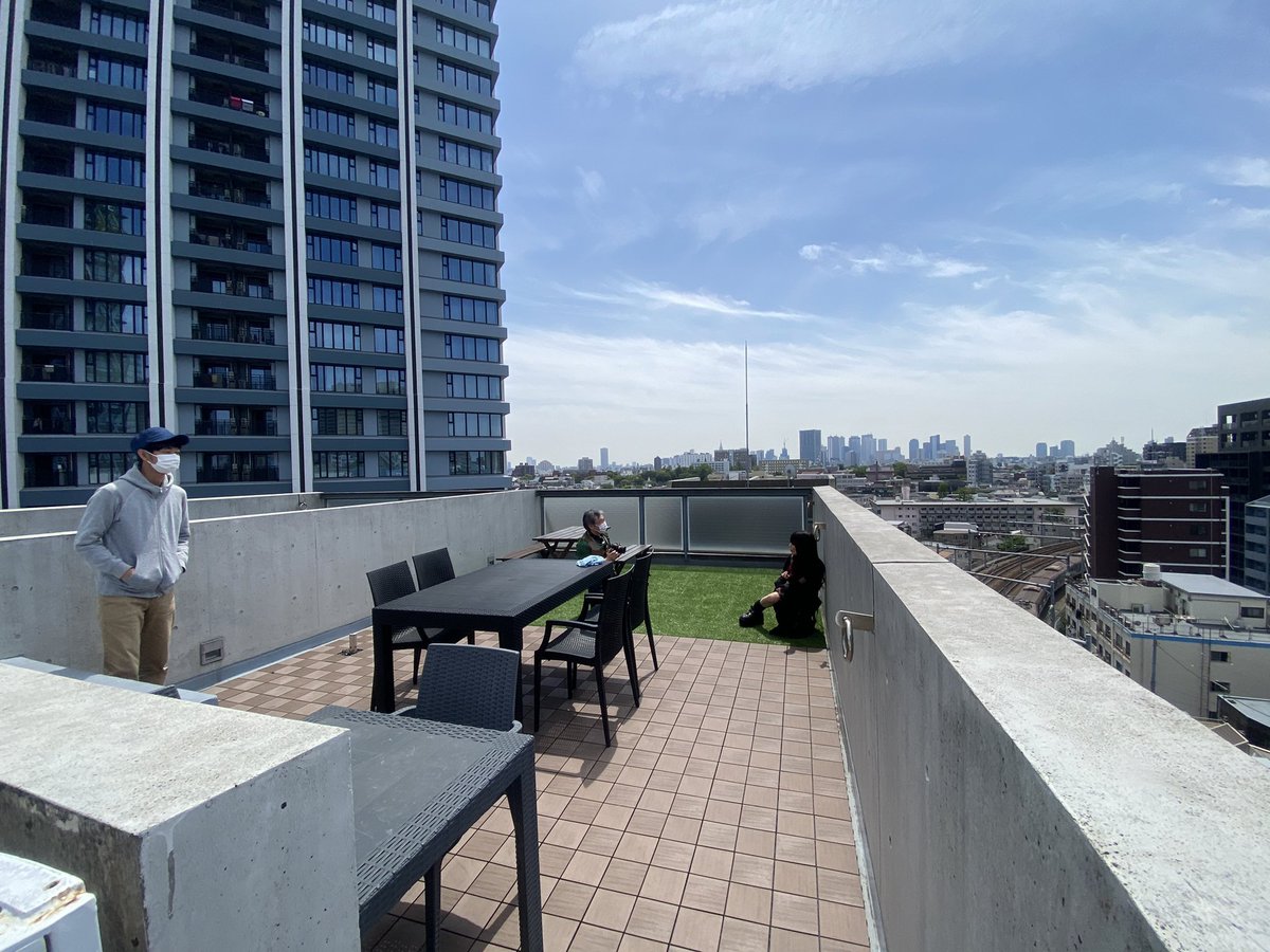 レンタルなんもしない人 屋上で撮影するときも一応ついていった あんまりじっと見るのも監視してるみたいで感じ悪いかな ただ立ってるだけなのも警備みたいで仰々しいかなと思い 避雷針が大好きな人のふりをして避雷針を撮りまくった T Co