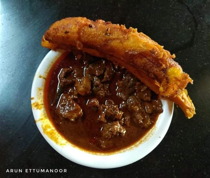 MeatIndia's tweet photo. Steaming puttu &amp; bananas, crispy #Pazhamporis and crunchy banana chips, the famous banana thoran and banana halwa, bananas at weddings, feasts, functions..... to cut a long story short, Kerala goes bananas over banana fritters with #beef / #pork roast.
📸 Mohanan's Tshop @ Pala https://t.co/BBRk0bw50c
