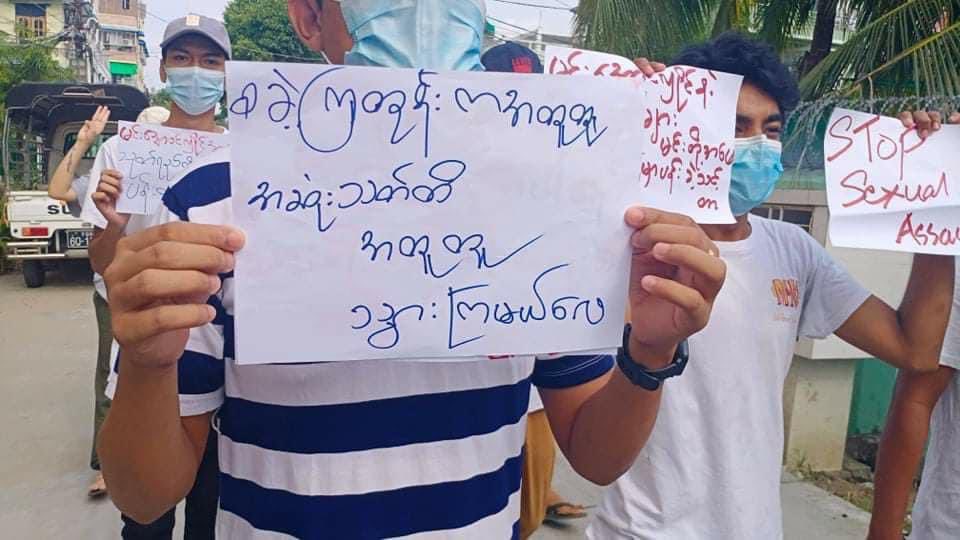 Yangon: Pro-democracy supporters from South Okkalapa returned to streets stronger to fight for the freedom despite of Junta’s brutal crackdown. The more you pull us back, the harder we strike. 
#WhatsHappeningInMyanmar #Apr24Coup