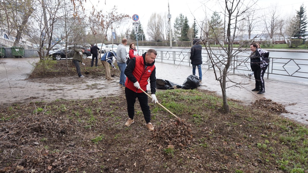 AdmSamRna's tweet photo. Самарский район присоединился к всероссийскому субботнику. @rradyukov: «Субботник — это не только уборка, но хорошее настроение, позитивные эмоции! Мероприятие проходит активно, все полны задора. Здорово, что результат совместного труда виден сразу, сближает и сплачивает людей». https://t.co/Hm5LvKaIUr
