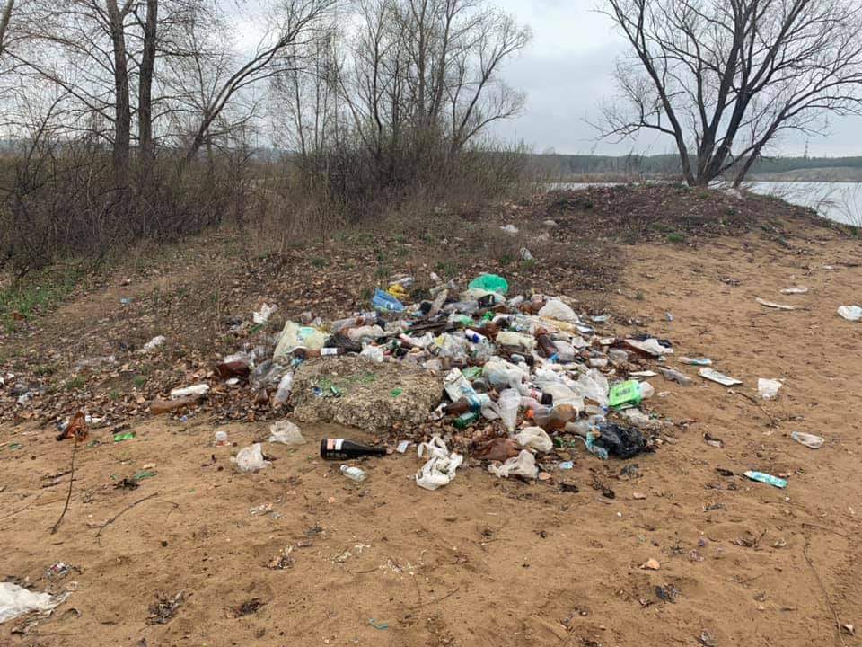 Maktgl's tweet photo. Сегодня было очень много мусора, зато можно было сесть посреди свалочки и собирать)) ходили мало) Самыми крупными находками были одеяло и надувной матрас, вытащенные граблями из озера с @anisimovtlt и Алексеем Сверчковым, почти как в сказке Репка))) 
@socbloktlt https://t.co/gTanmM5Cqk