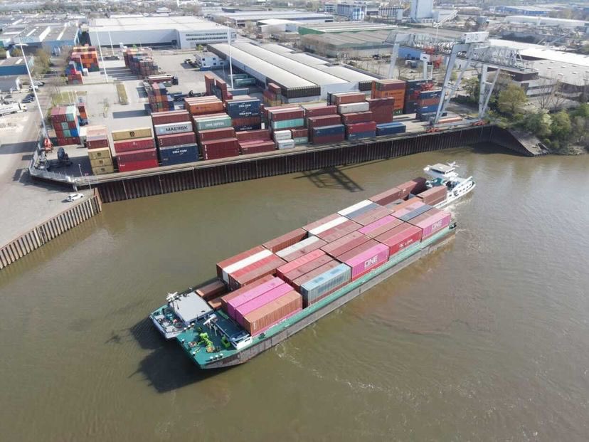 MS Hermina/Hermina I in de opgeschaalde Limburg Express 2.0. Gisteren geladen in Born en Hutchison Ports Venlo in de samenwerking met <a href="/EGSsynchromodal/">EGS</a> , @BargeBorn en <a href="/DanserGroup/">DANSER GROUP</a> en met 258 TEU zojuist alweer aangekomen in <a href="/PortOfRotterdam/">Port of Rotterdam Authority</a> . #binnenvaart