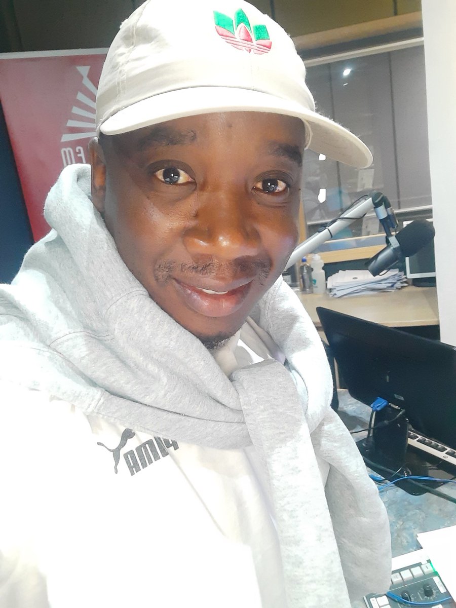 Thibos_Mokone's tweet photo. It's radio 📻 time on @LesediFM 9-12 #tseratwang top 30 count down with #bundleofjoy authi ela ya mafura a voroso, Saturdays are #nationalThaboMokoneDay https://t.co/vI55VphDzG