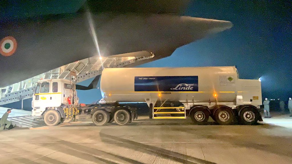 SalmanNizami_'s tweet photo. High capacity cryogenic tankers from UAE being airlifted by @IAF_MCC transport aircrafts to augment the Oxygen supply in India. Hope Bhakts don’t see the religion of oxygen now! #IndiaNeedsOxygen https://t.co/lGFzkvFgM5