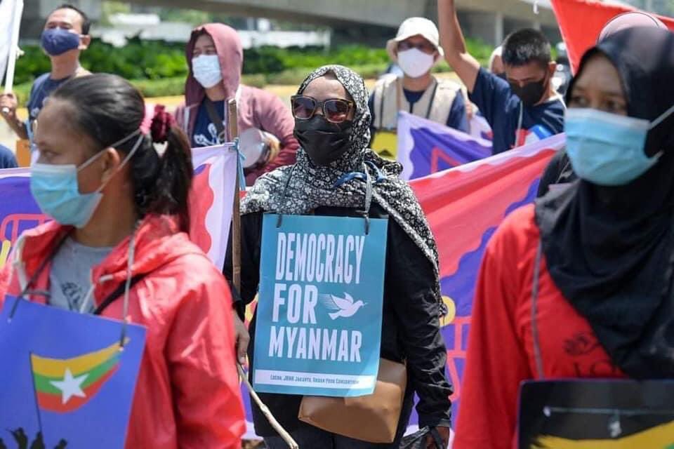 hninyadanazaw's tweet photo. Myanmar military leader Min Aung Hlaing meets protests against the coup in Jakarta where he make his first trip abroad to meet @ASEAN leaders to discuss the bloody crisis. Hundreds of people are killed by Myanmar military since Feb 1 coup.

#WhatsHappeningInMyanmar
#April24Coup https://t.co/EmbS0mBScX