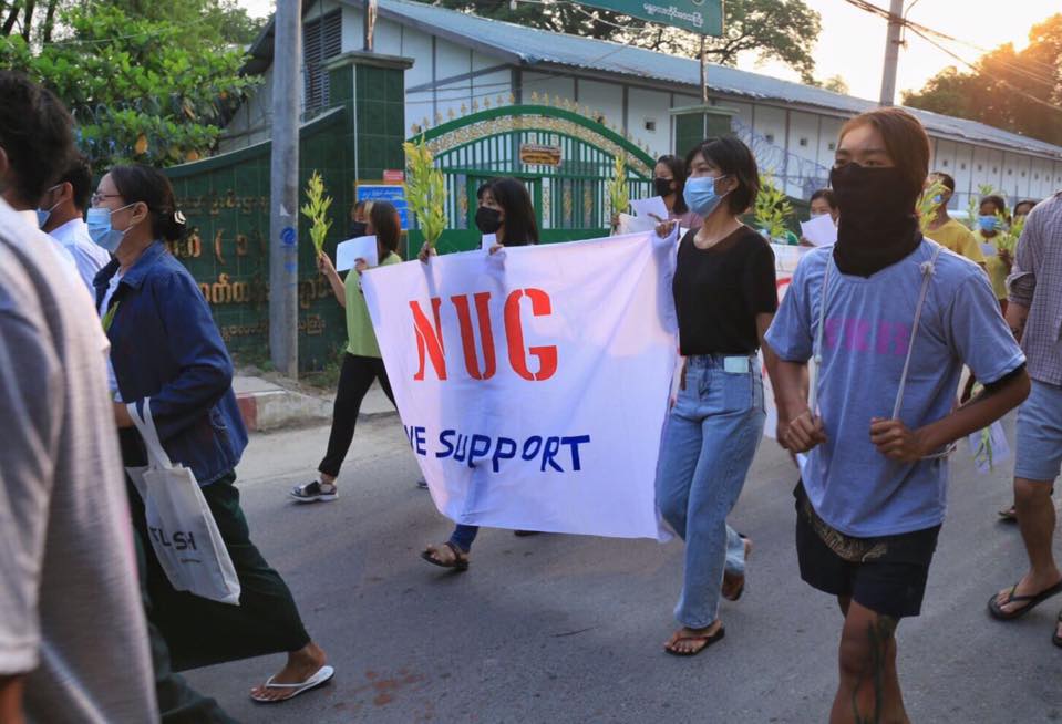 Myanmar_Now_Eng's tweet photo. Residents of Mandalay Region’s Amarapura Township, including education staff, took to the streets in protest of the military coup regime on Saturday. #WhatsHappeningInMyanmar https://t.co/yL9Dh9zQPQ
