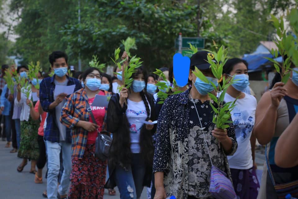 Myanmar_Now_Eng's tweet photo. Residents of Mandalay Region’s Amarapura Township, including education staff, took to the streets in protest of the military coup regime on Saturday. #WhatsHappeningInMyanmar https://t.co/yL9Dh9zQPQ