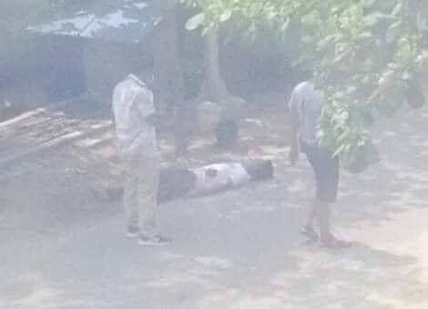 WSANDARA1's tweet photo. Tw // graphic 
Mandalay:MAH's Terrorists shot young protesters with pistols,ONE was injured in abodmen &amp; intestines came out at 65x107 Streets while #MurdererMinAungHlaing is building his relationship with @ASEAN. #WhatsHappeningInMyanmar #apr24Coup https://t.co/Nw1cdgJXGW