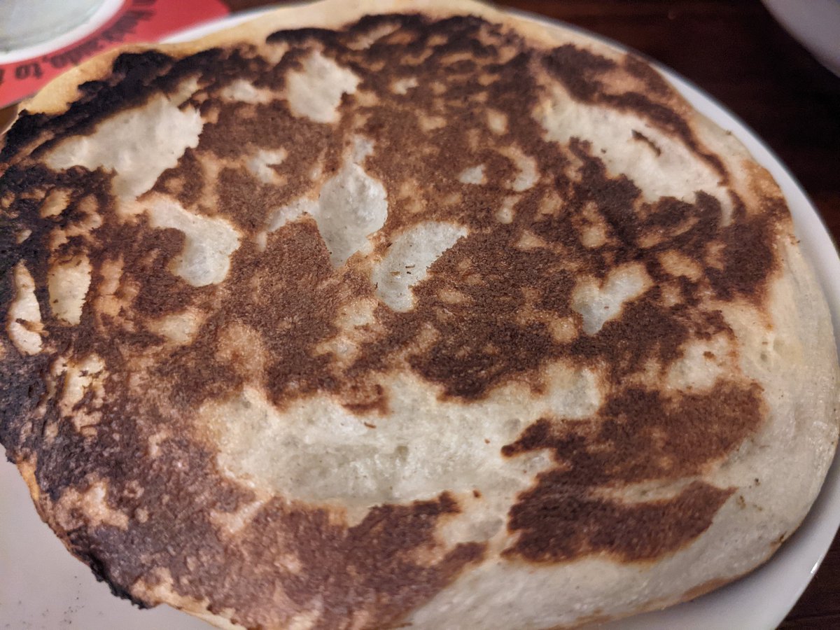 ナーン（Naan）。本来タンドール窯で焼くのでナーン"風"ですが、家庭でも美味しく焼けるよう工夫しています。普段ベーキングパウダーを使うところを今回はイーストで発酵させました。風味よく底もカリッと仕上がりました。バダムパサンダのようなリッチな料理にとても良く合います

#今日のインド料理