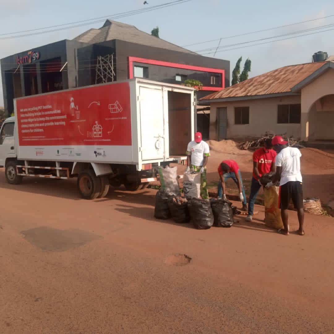 Areai4Africa's tweet photo. Today, about 100 Community Recycling Champions in #Kwara State are energized to #CleanUpTanke. The goal is to gather plastics for bulk collection. Through the #MissionZeroPlastic project, 600 tons of PET Plastic Bottles will be recovered in the coming months. #AREAixTCCF https://t.co/k01EMNdzOr