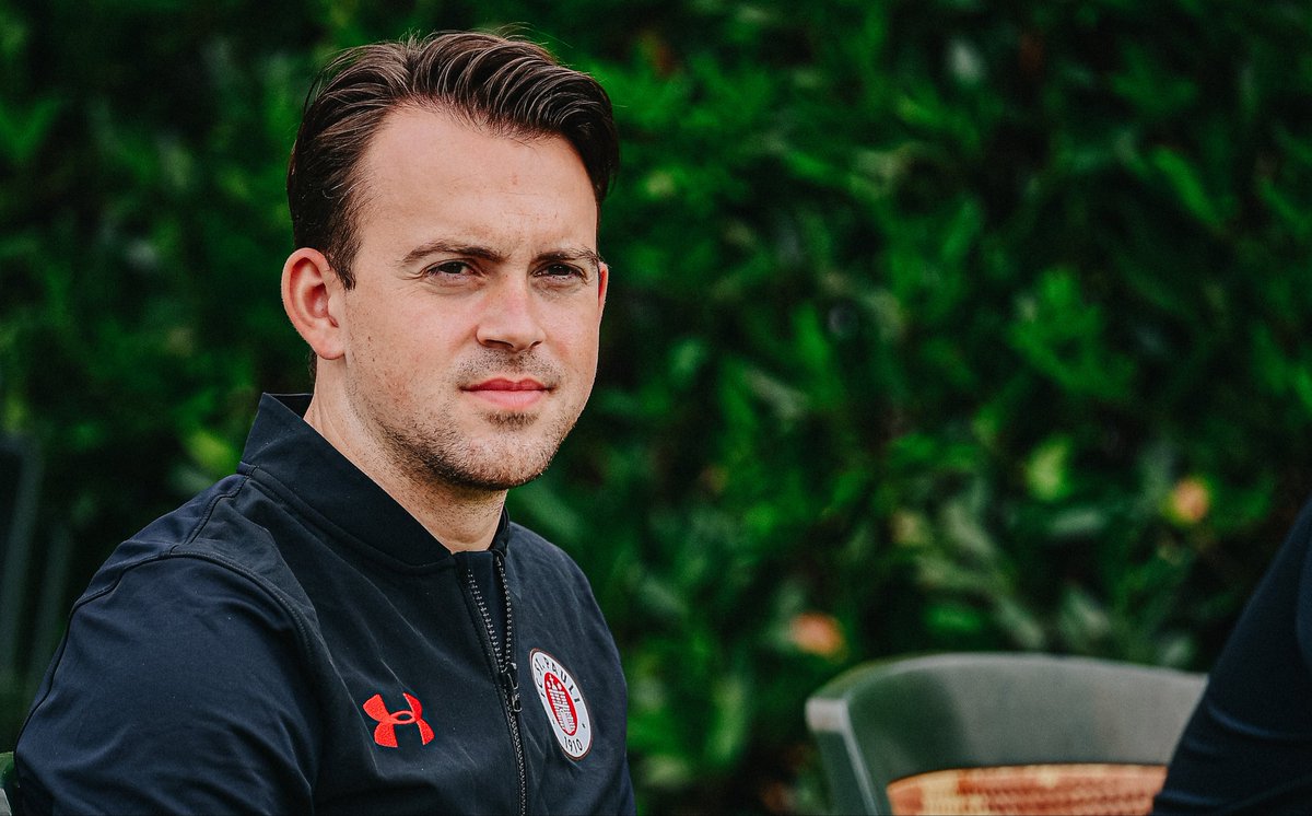 fcstpauli_EN's tweet photo. Many happy returns of the day to Mike #Muretic! 🎉
Our physio is celebrating his 3️⃣2️⃣nd birthday today! All the best, Mike. Have a good one! 😊🎂
#fcsp | #HappyBirthday https://t.co/5uOrNBc4P1