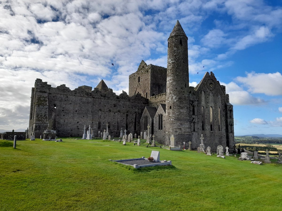 #AprilTowers a snap of the northern side of the complex at the Rock of Cashel, in which you can see another Round Tower example.