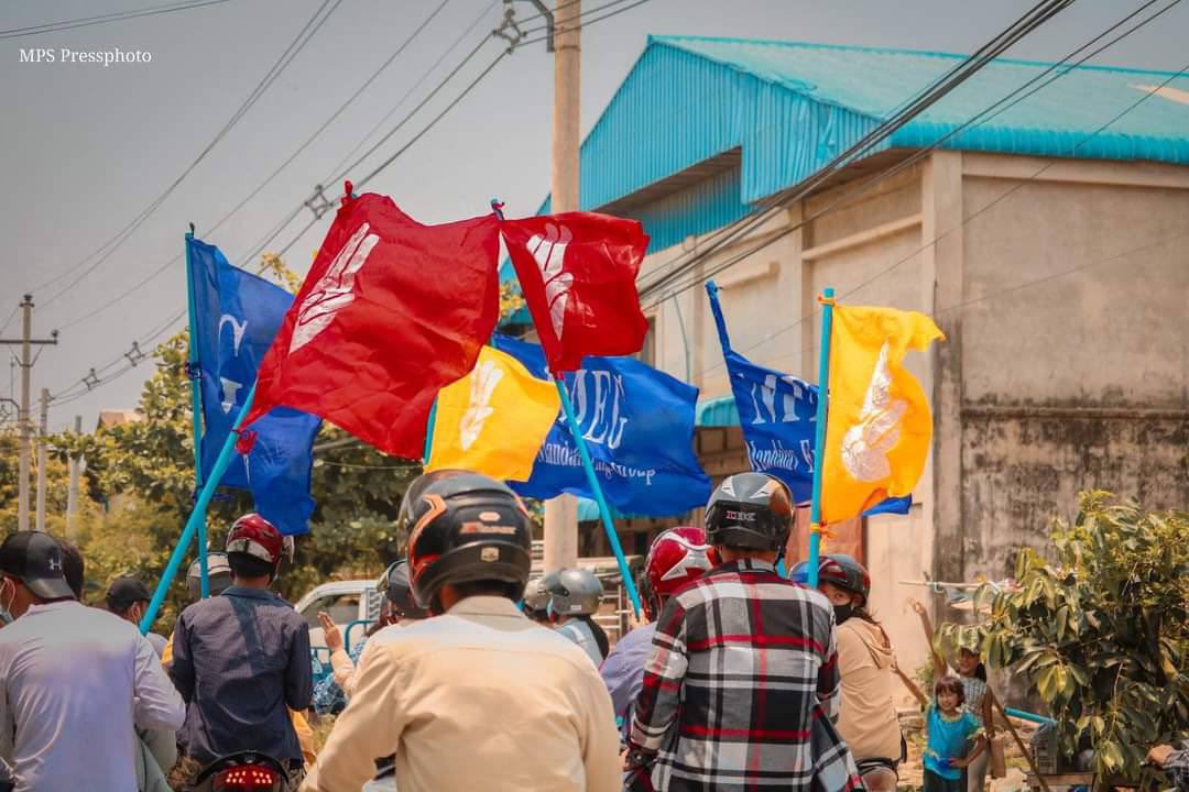 xumeiling23's tweet photo. Powerful Mandalay Engineer Marching Strike that condemn the Military Dictatorship.

#WhatsHappeningInMyanmar 
#Apr24Coup https://t.co/jLPRhtBpAN