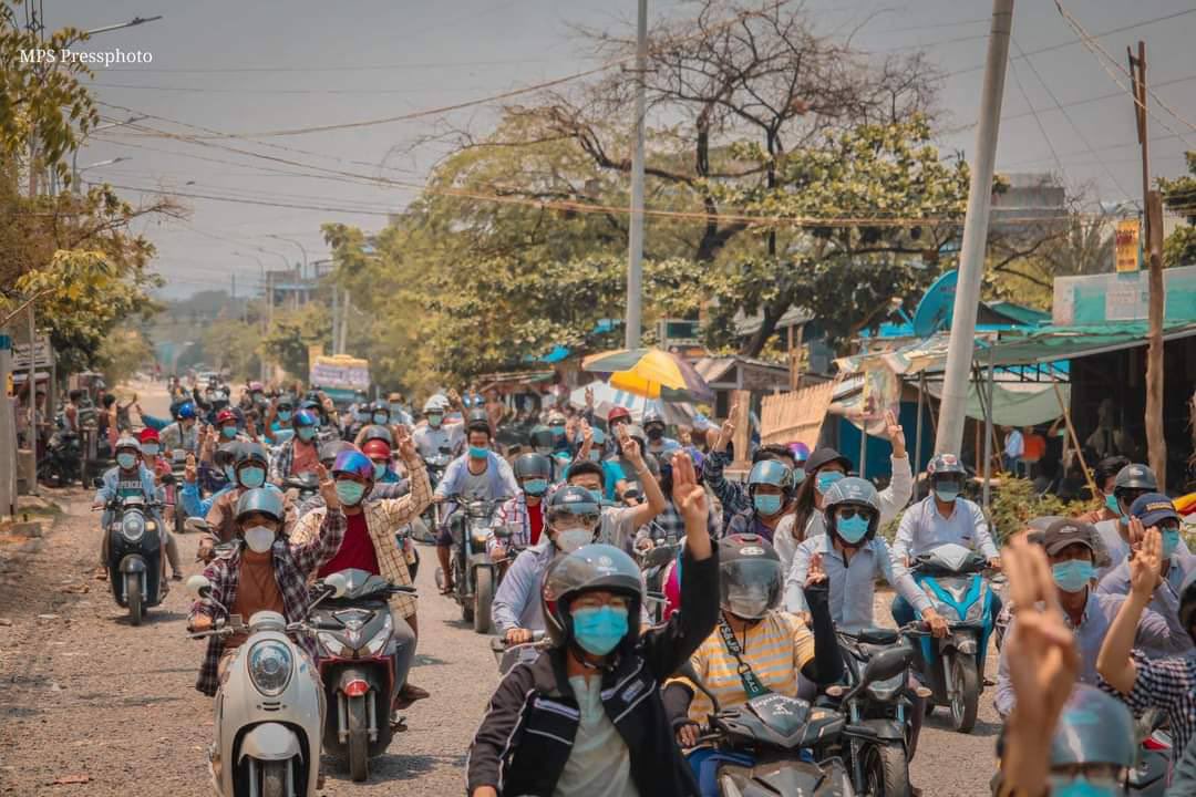 xumeiling23's tweet photo. Powerful Mandalay Engineer Marching Strike that condemn the Military Dictatorship.

#WhatsHappeningInMyanmar 
#Apr24Coup https://t.co/jLPRhtBpAN