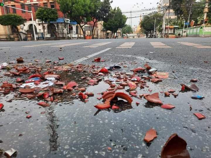 Civilians in Yangon broke the pots as soon as the plane with the dictator on it had departed from the airport. There is a superstition that pots or dishes must be broken on the ground during a funeral.

#Apr24Coup 
#WhatsHappeningInMyanmar 
#MurderMinAungHlaing