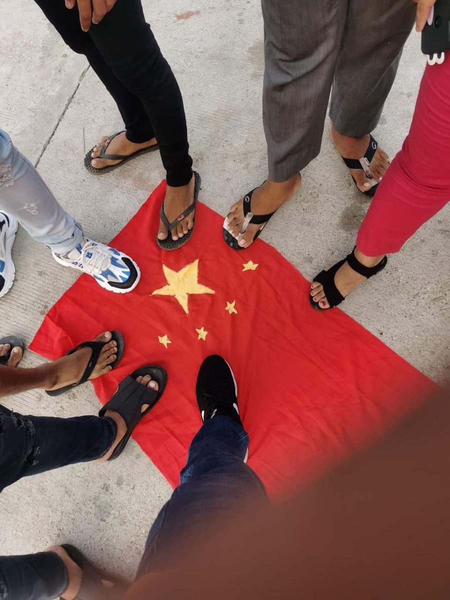 Tw // fire
Civilians strike in front of the Htuak Kyant cemetery by breaking pots for the dictator's funeral and by burning China's flag.

#WhatsHappeningInMyanmar 
#Apr24Coup 
#MurderMinAungHlaing