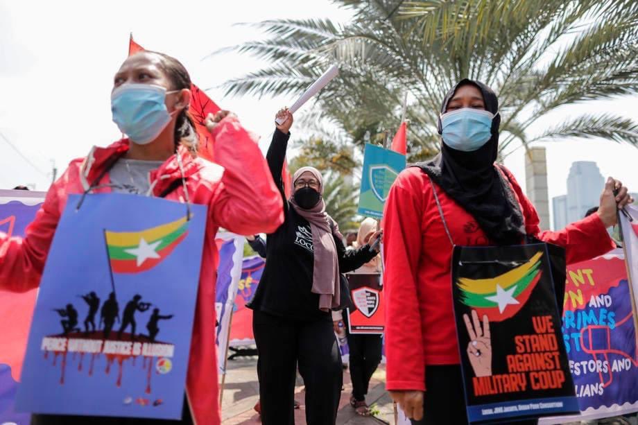 NanPhyuWin's tweet photo. Police officers disperse protesters during a rally against Myanmar's junta near the Association of Southeast Asian Nations (#ASEAN) secretariat ahead of the ASEAN leaders' meeting in Jakarta, Indonesia, 24 April 2021. ASEAN leaders are expected to discuss the #Myanmar crises. https://t.co/7sKlIZPKOo