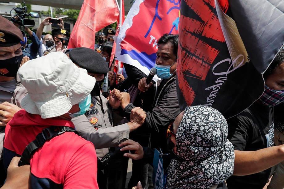 NanPhyuWin's tweet photo. Police officers disperse protesters during a rally against Myanmar's junta near the Association of Southeast Asian Nations (#ASEAN) secretariat ahead of the ASEAN leaders' meeting in Jakarta, Indonesia, 24 April 2021. ASEAN leaders are expected to discuss the #Myanmar crises. https://t.co/7sKlIZPKOo