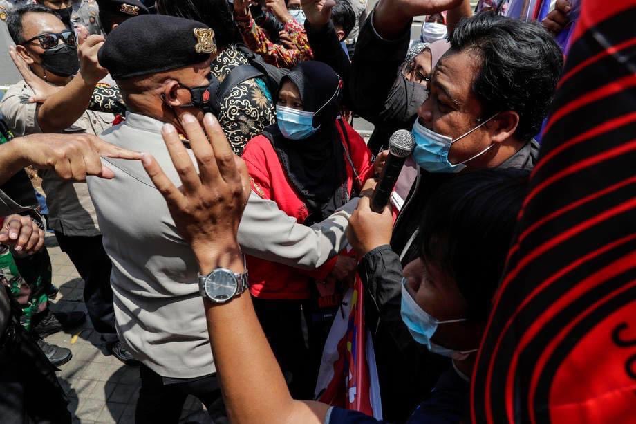 NanPhyuWin's tweet photo. Police officers disperse protesters during a rally against Myanmar's junta near the Association of Southeast Asian Nations (#ASEAN) secretariat ahead of the ASEAN leaders' meeting in Jakarta, Indonesia, 24 April 2021. ASEAN leaders are expected to discuss the #Myanmar crises. https://t.co/7sKlIZPKOo
