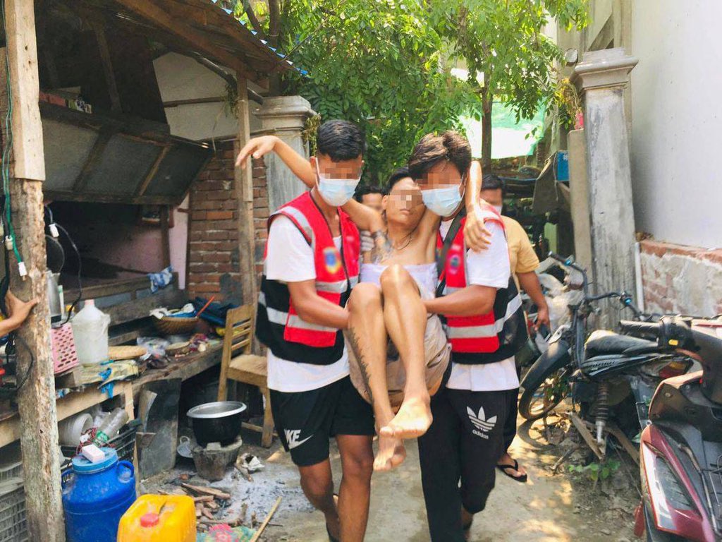 mohthiri1's tweet photo. Junta disguised in a civilian's car chased an anti-coup Strike &amp; violently dispersed the strike in ThanHlyatMaw east ward, MahaAungMyay Tsp, Mandalay. A resident was shot in abdomen. At least 5 civils were also abducted.
#Apr24Coup
#WhatsHappeningInMyanmar https://t.co/0RPrkCSQo9 https://t.co/PDQfFkNzKY